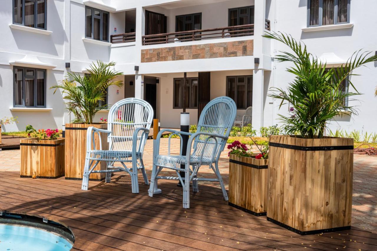 Les Cerisiers Beach Residence, Cosy And Modern 3 Bedroom Apartment Located 50 Metres From The Beach And From All Amenities And Restaurants On The Coastal Road Flic-en-Flacq Eksteriør bilde